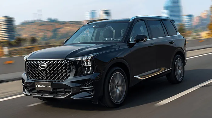 auto modelo gs8 andando en autopista