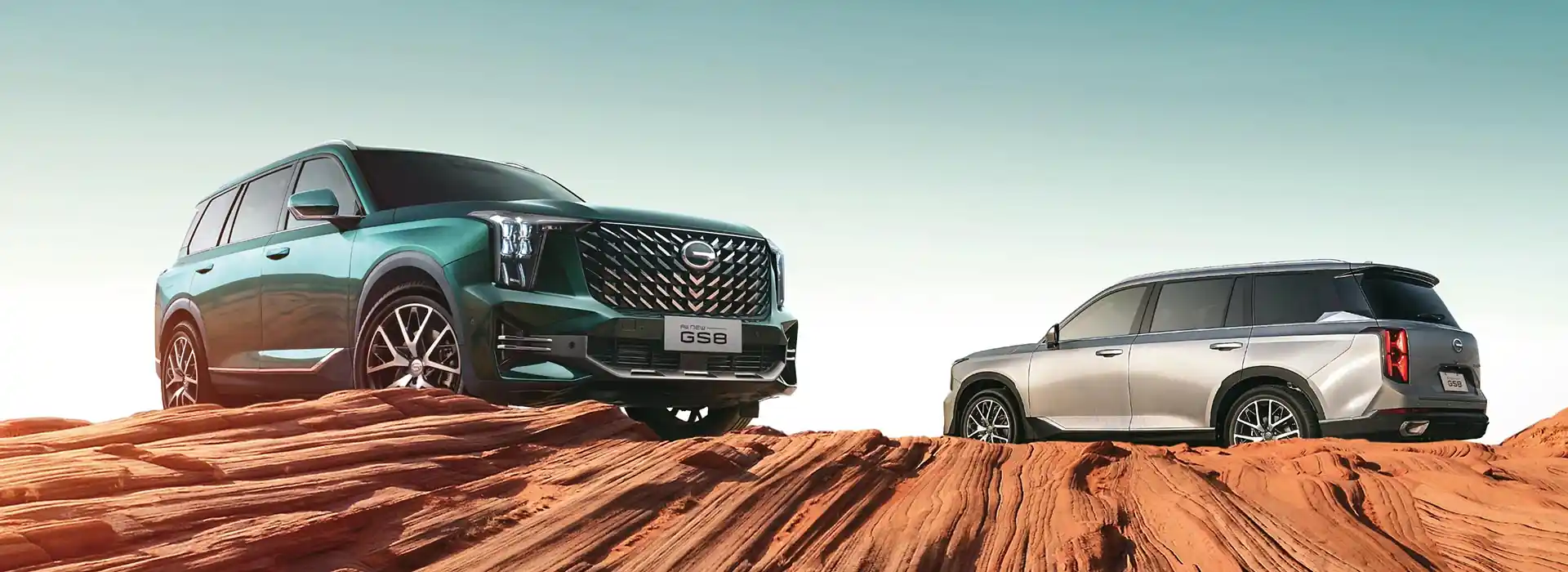 camionetas enfrentas en una colina